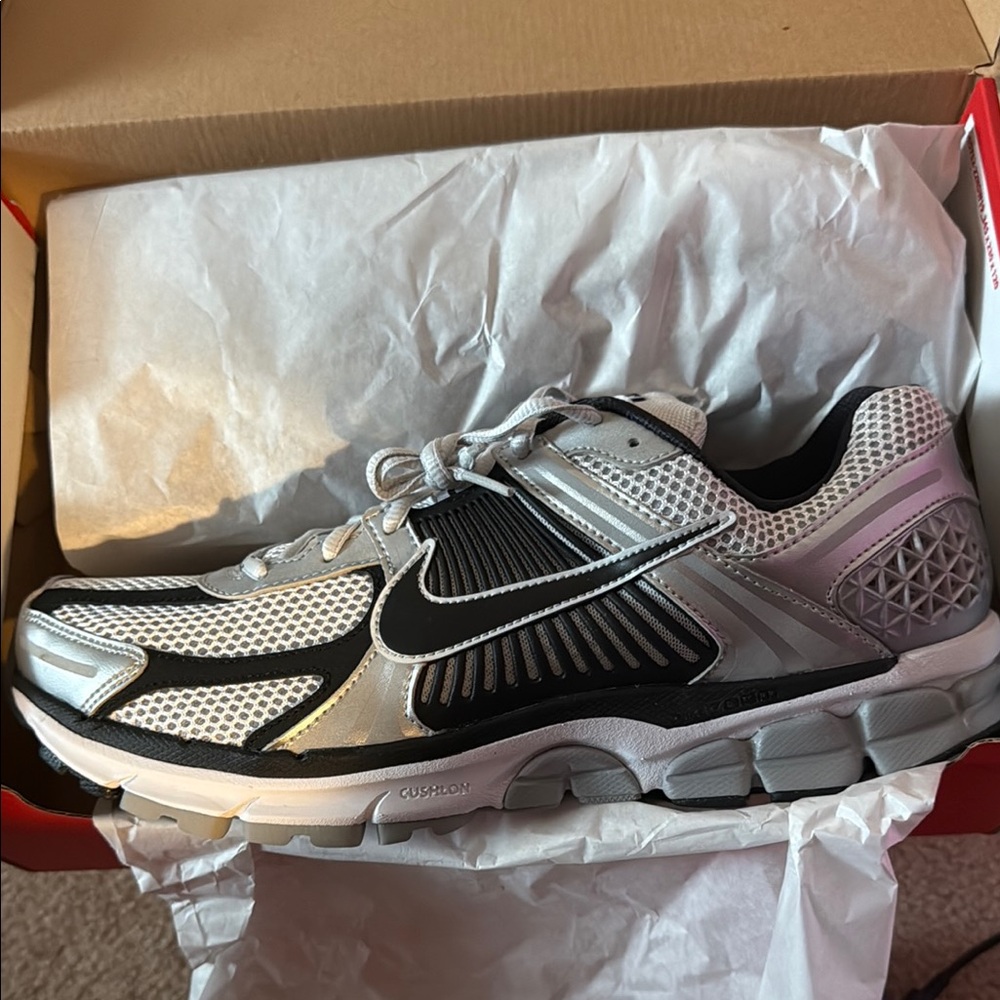Nike Black and Gray Vomero 5